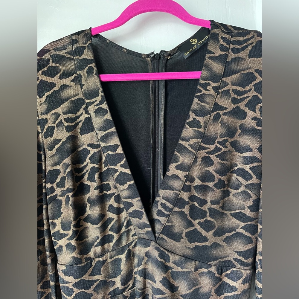 Sanyae Demure Animal print jumpsuit, zipper back, button wrist, size L, like new - Picture 2 of 8